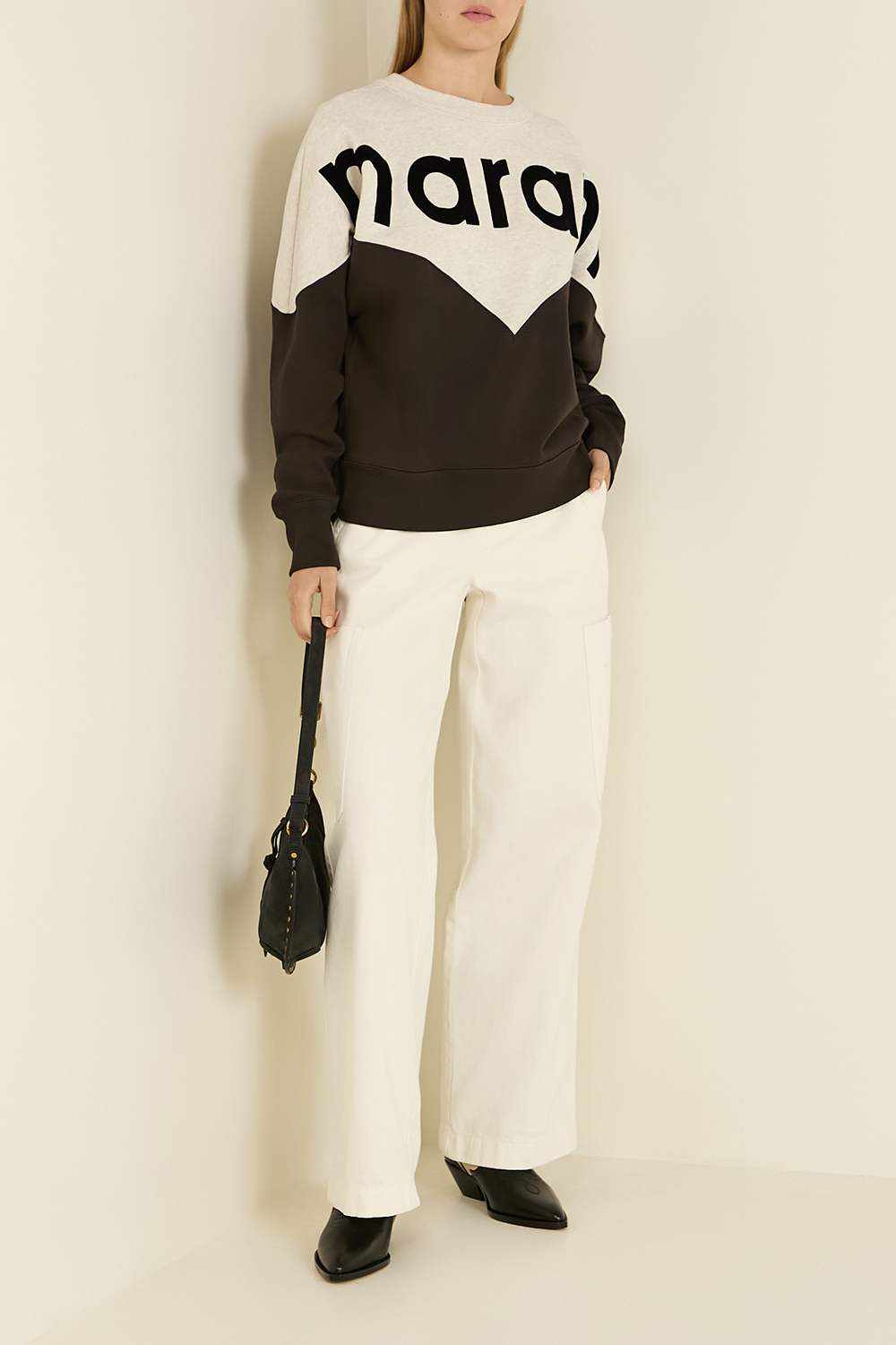 סווטשירט עם צווארון מעוגל